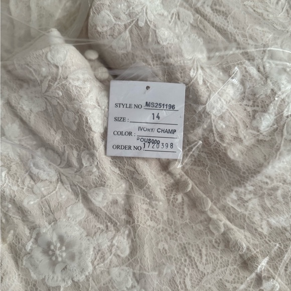 Elegant Lace Sleeveless wedding dress - Picture 12 of 15